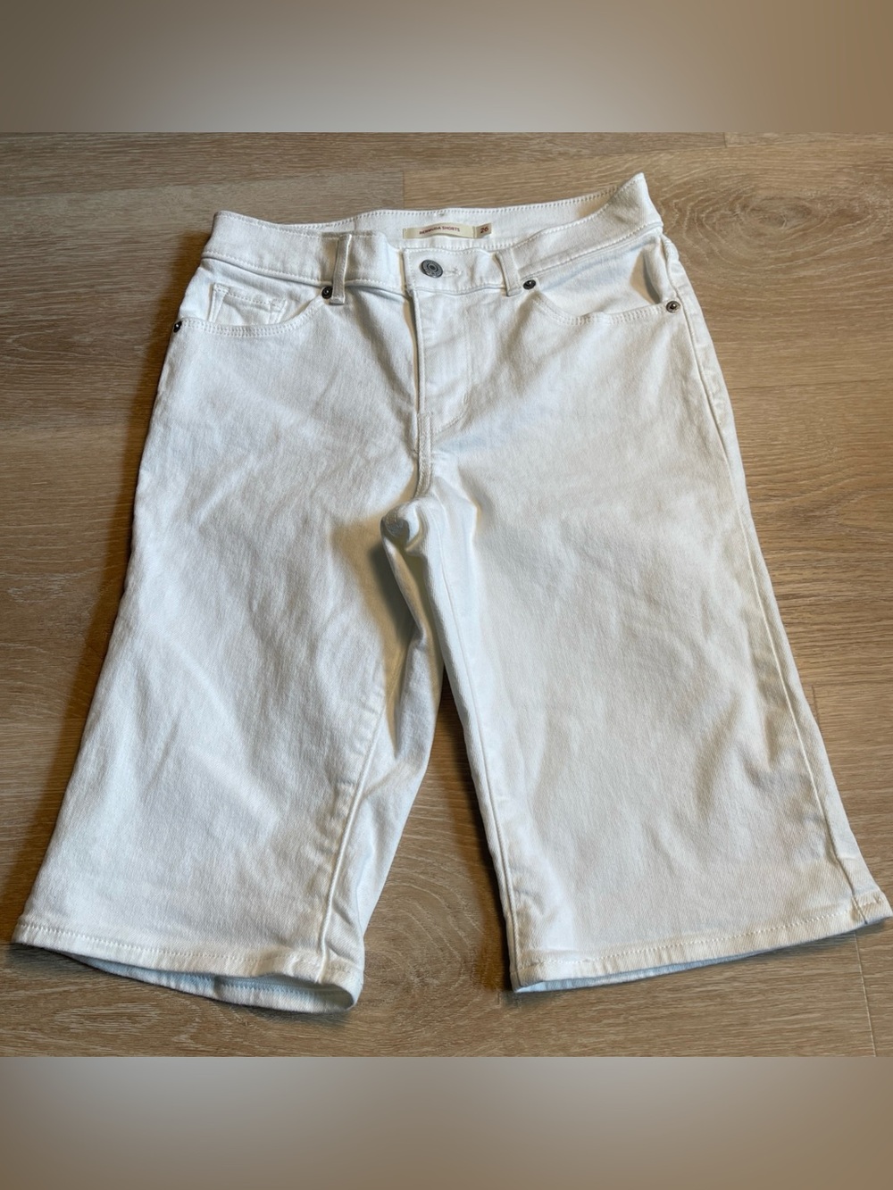 LEVI STRAUSS & CO White Knee Length Bermuda Jean Shorts 26